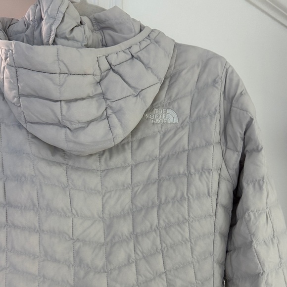 The North Face Thermoball Women's Light Gray Puffer Jacket with Hood - Picture 5 of 7